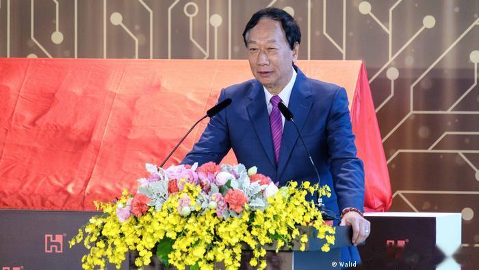 郭台铭“自吹自擂”，挣扎着在“政治舞台”上卷土重来。传闻他不爽国民党不征召他，想