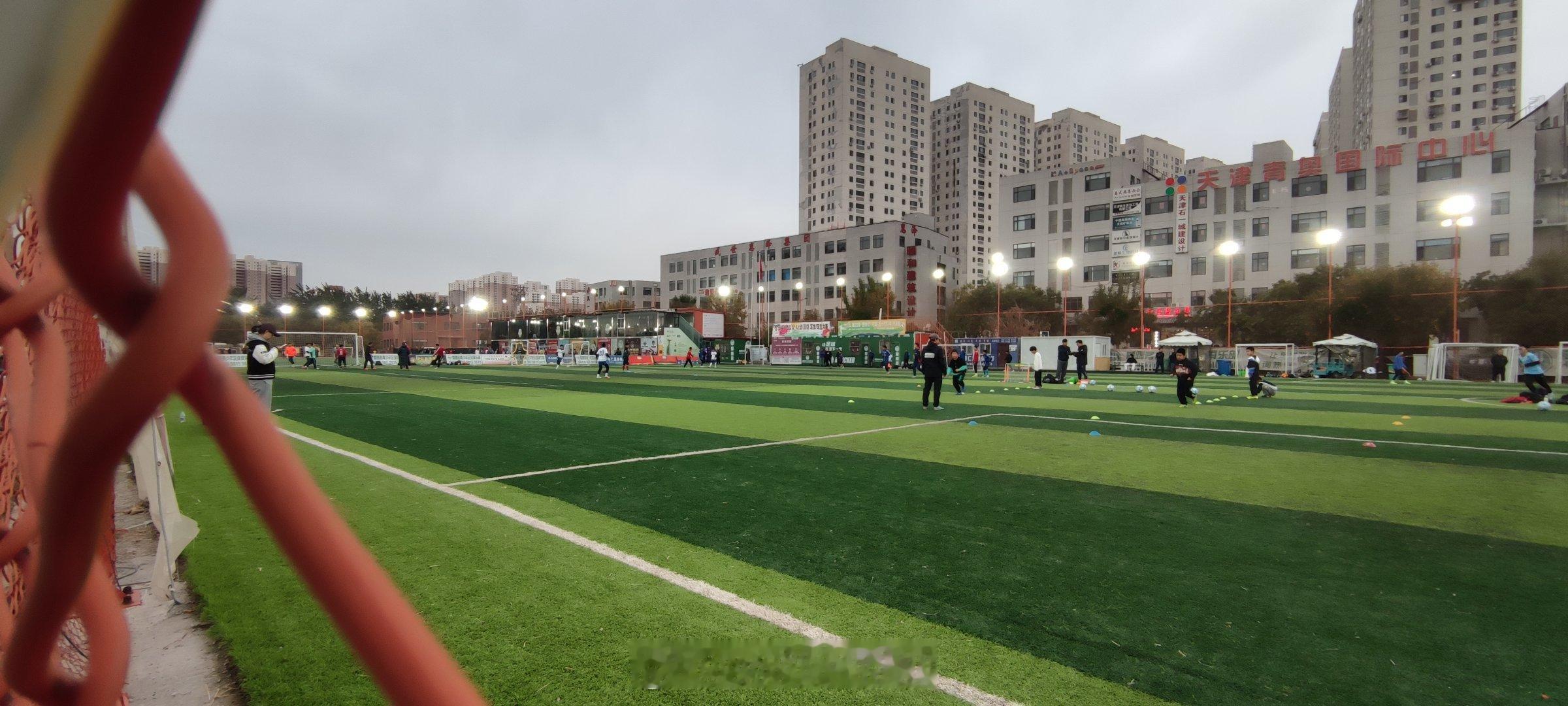 足球场上有几个青少年需求训练班。  ​​​