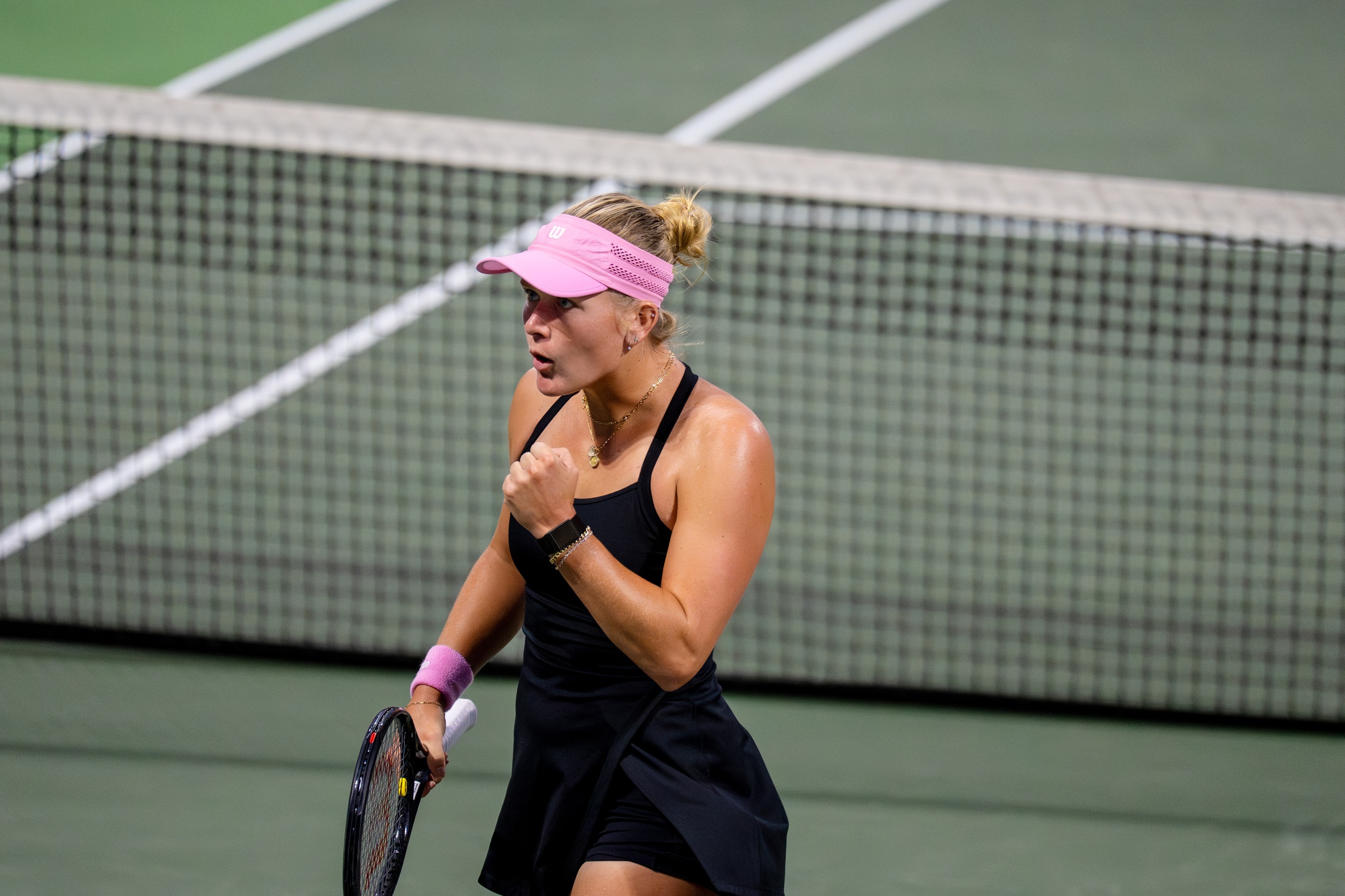 WTA250奥斯汀站1/4决赛，4号种子斯特恩斯把握住第二个发球胜赛局，以6-1