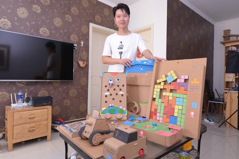 河南郑州有位80后父亲张帅，为了帮女儿戒掉手机瘾，那可是化身“玩具制造大师”，亲