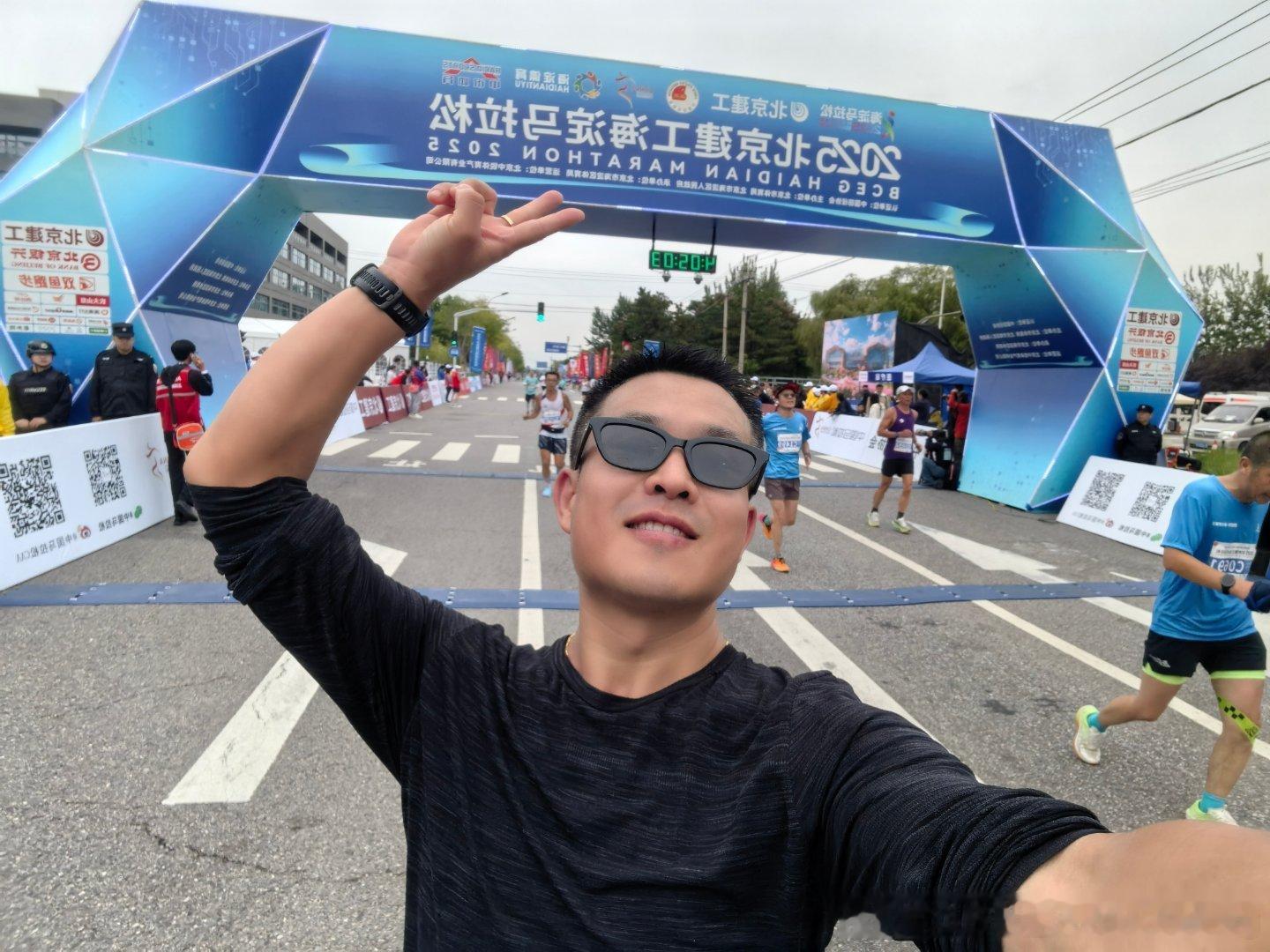 358顺利完赛[胜利]去年错过的比赛，今年补上了。​2025海淀马拉松  ​​​