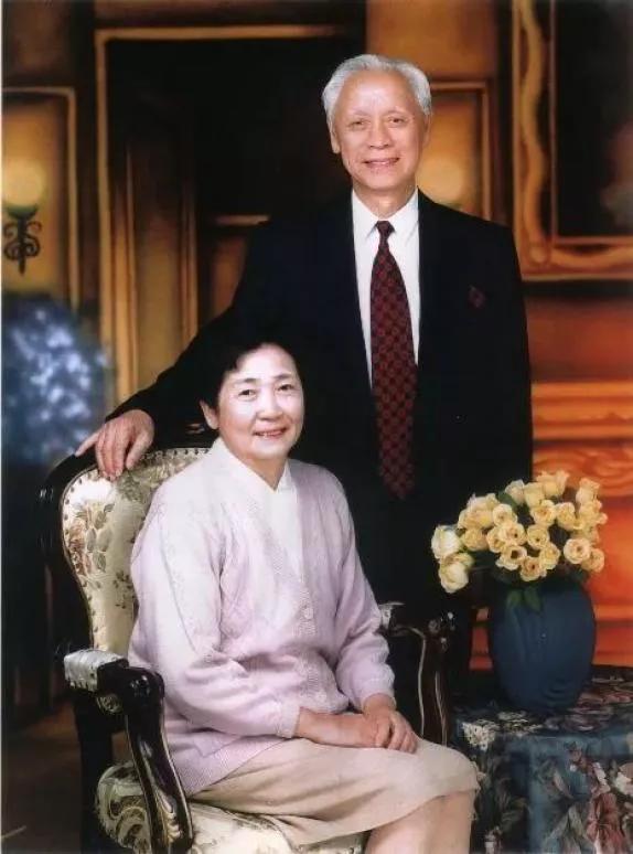 1959年，顾方舟背着妻子，悄悄给不满一周岁的儿子喝下一瓶溶液，而这种溶液能让人