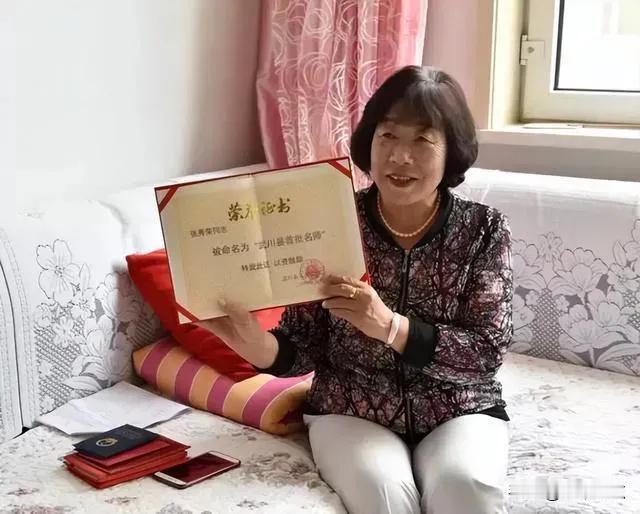 1981年，内蒙一男生考上大学，女老师花半月工资，给他买双棉鞋。26年后，女老师