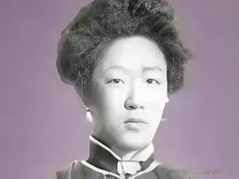谁能想到英达是满清皇室后人！
他的曾祖母爱新觉罗·淑仲，是康熙十四阿哥胤禵的嫡系