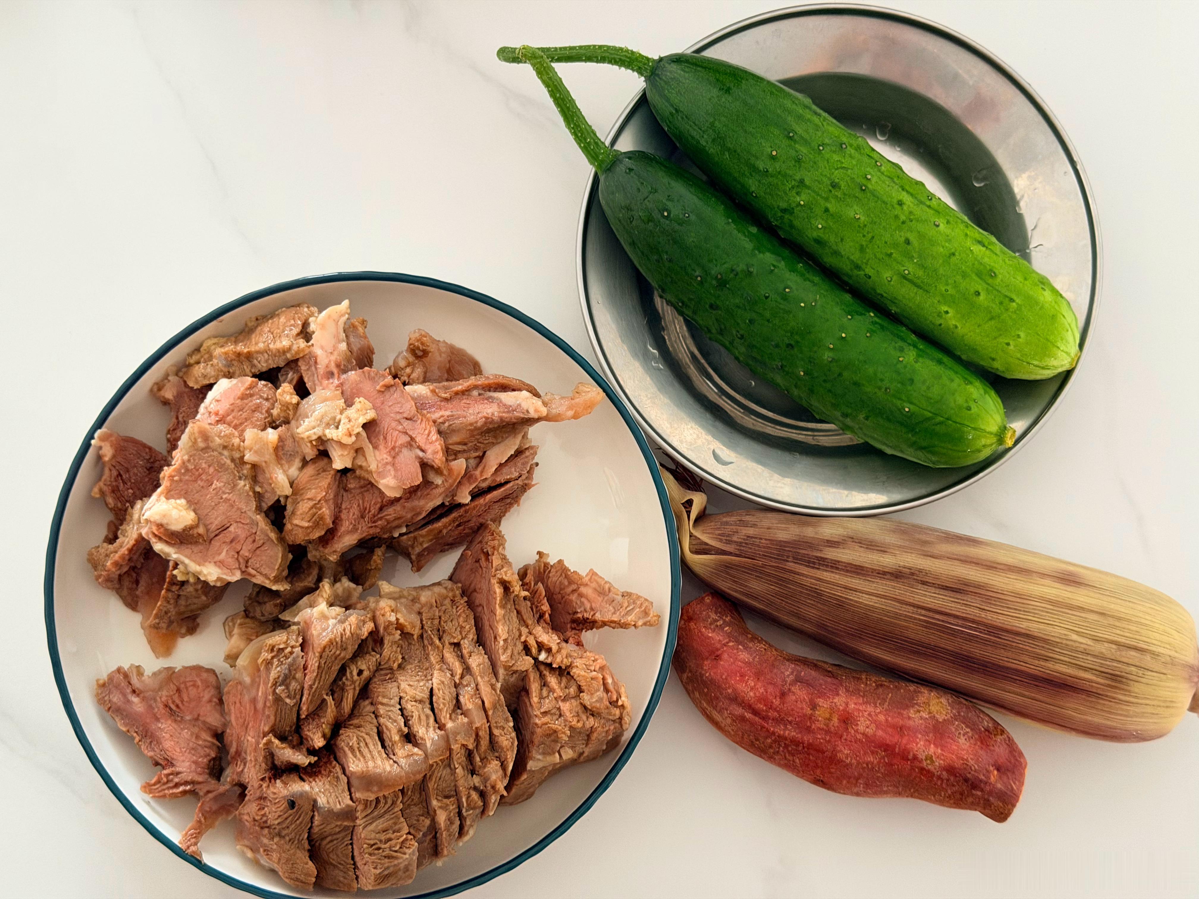 继续吃牛肉简餐 