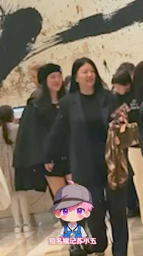 李湘带王诗龄参加聚会狗仔拍到李湘带着王诗龄一起参加聚会，两个人都是一身黑，好贵气