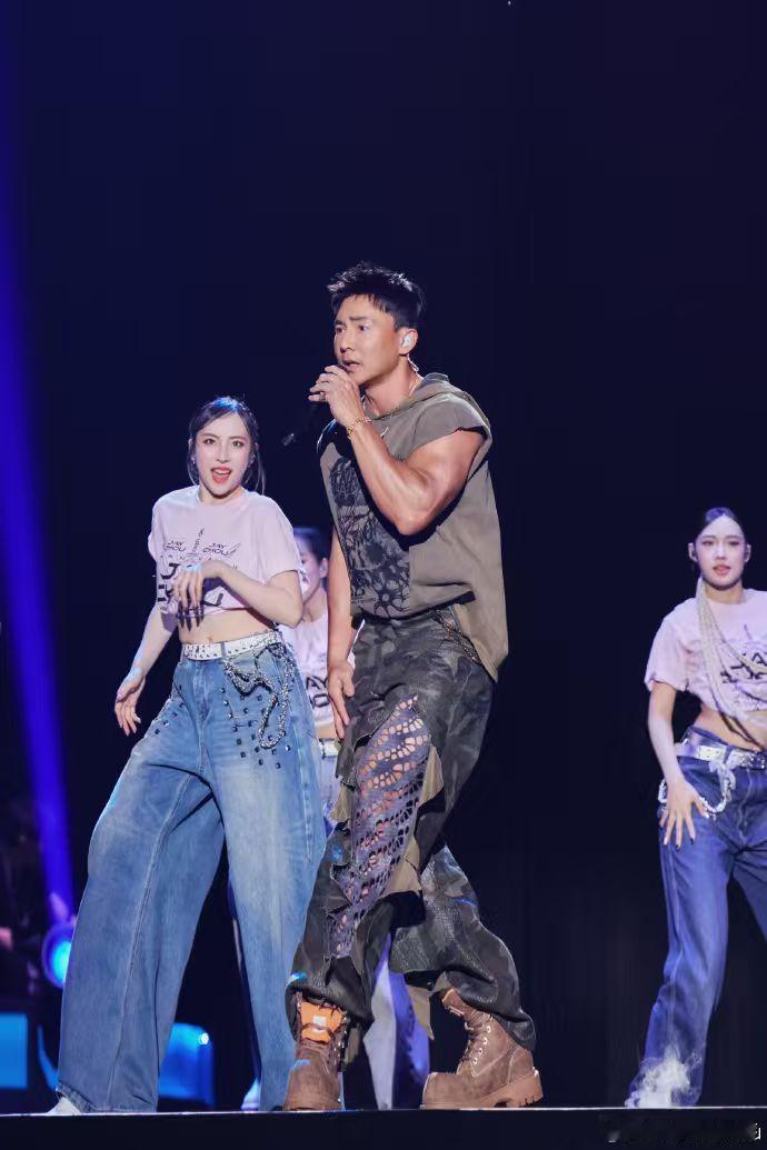 刘畊宏一说话床垫变瑜伽垫披荆斩棘 本想借助晚安语音舒缓身心进入睡眠，刘畊宏一开口