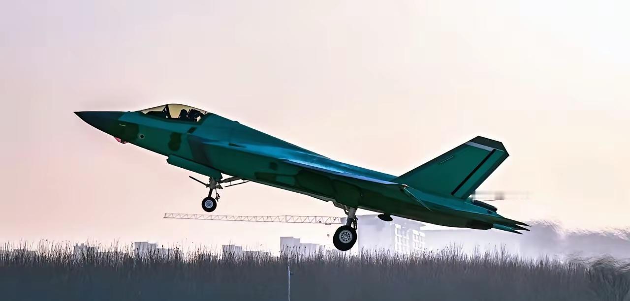 有人说，歼-35“绿皮机”只是一种工程标志，但它隐藏的意义远比想象中深。
国内首