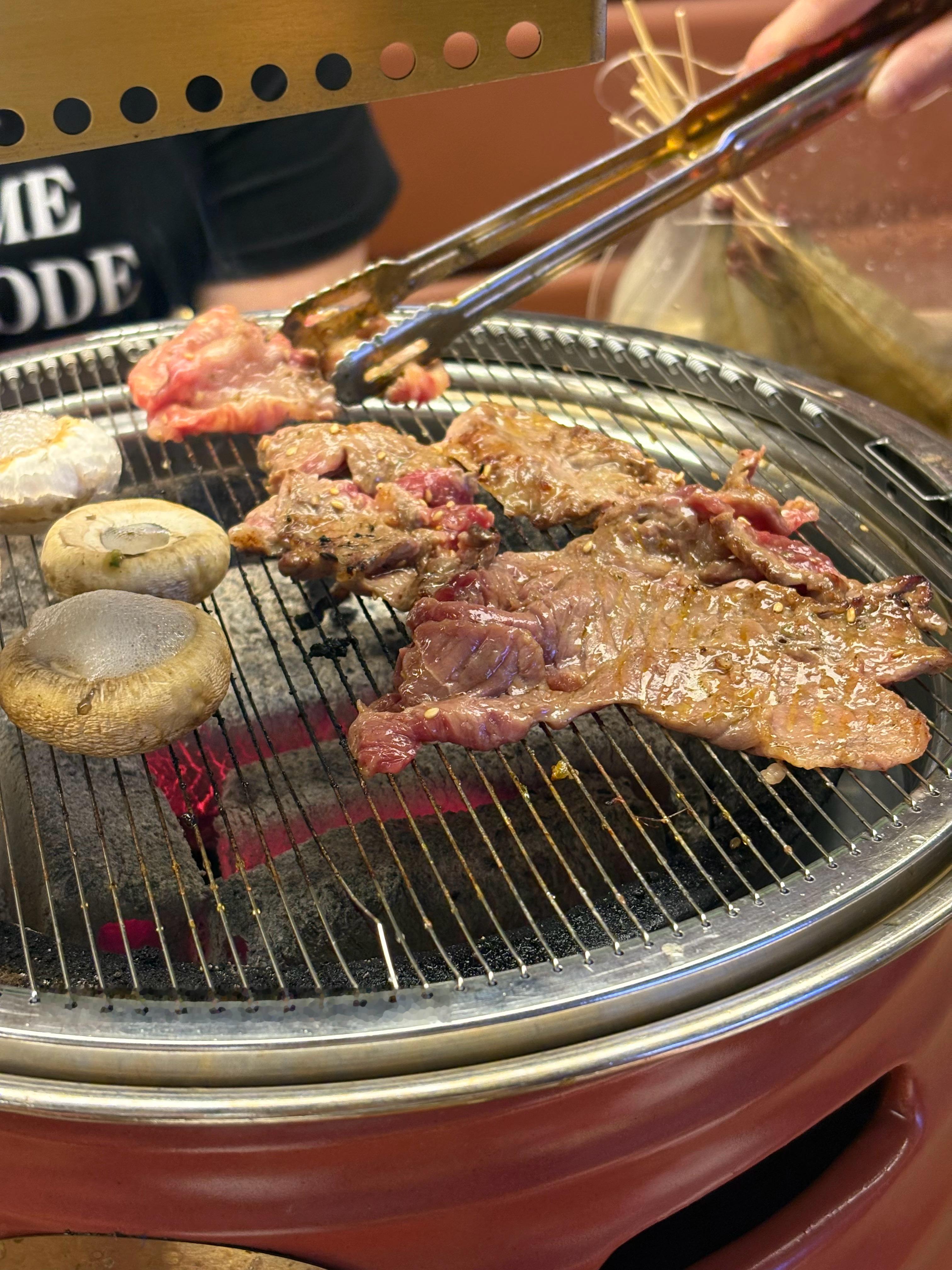 下班和助理吃完烤肉来看科技发布会的筹办工作使我优雅 
