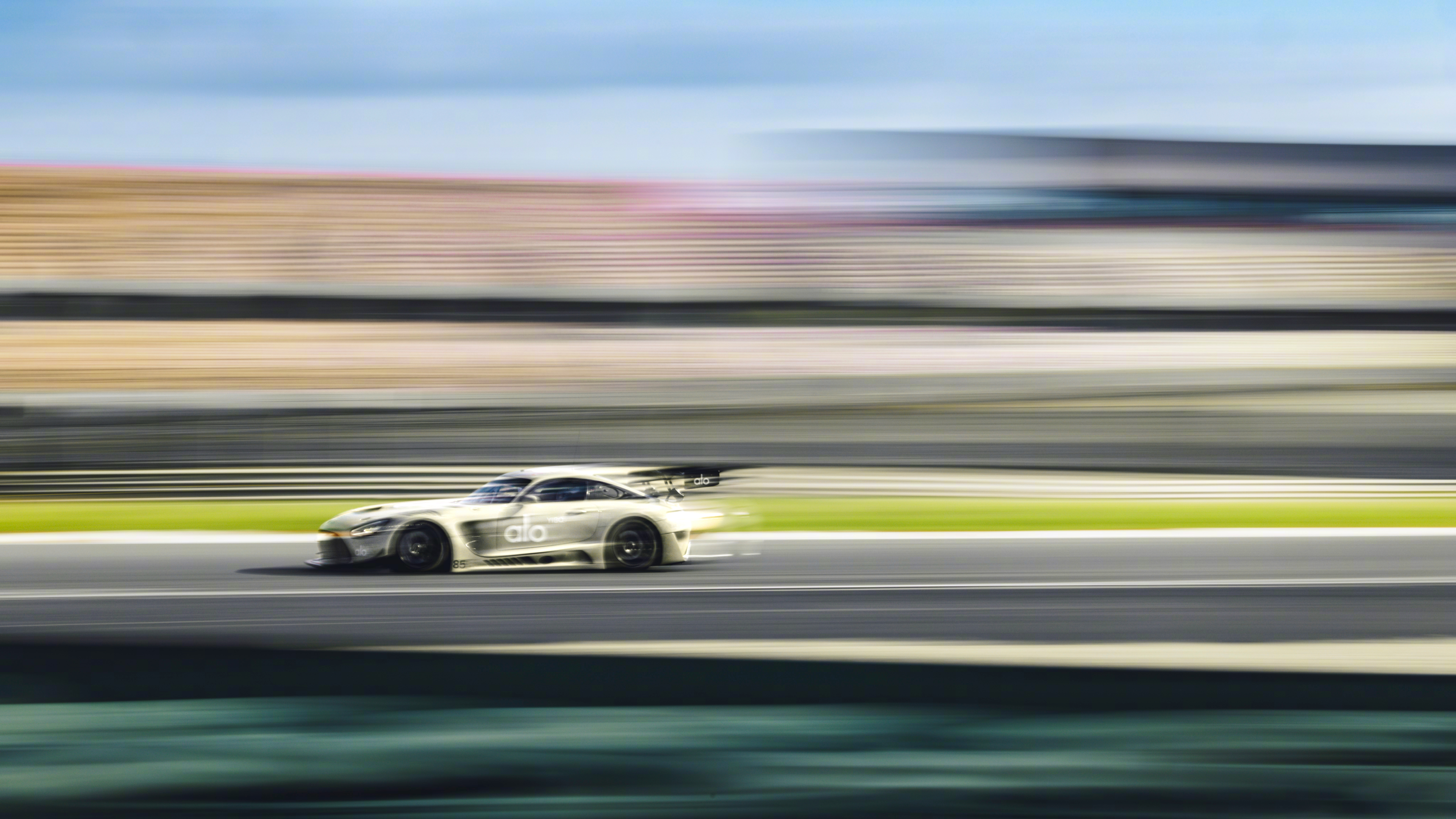 王一博  属于85号的全新战车来了！🏎️🏁 虽然品牌尚未正式官宣，专属定制A
