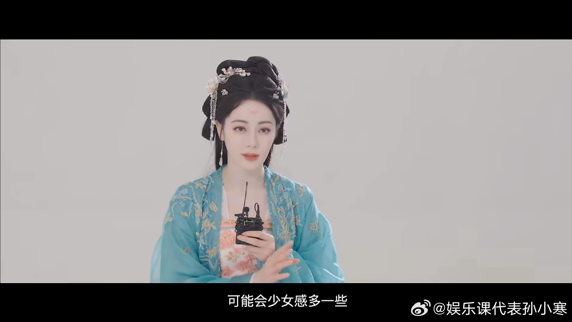 迪丽热巴白日提灯采访啊啊啊我也最喜欢花海红衣造型 这不就和家姐共脑了!!!!!’