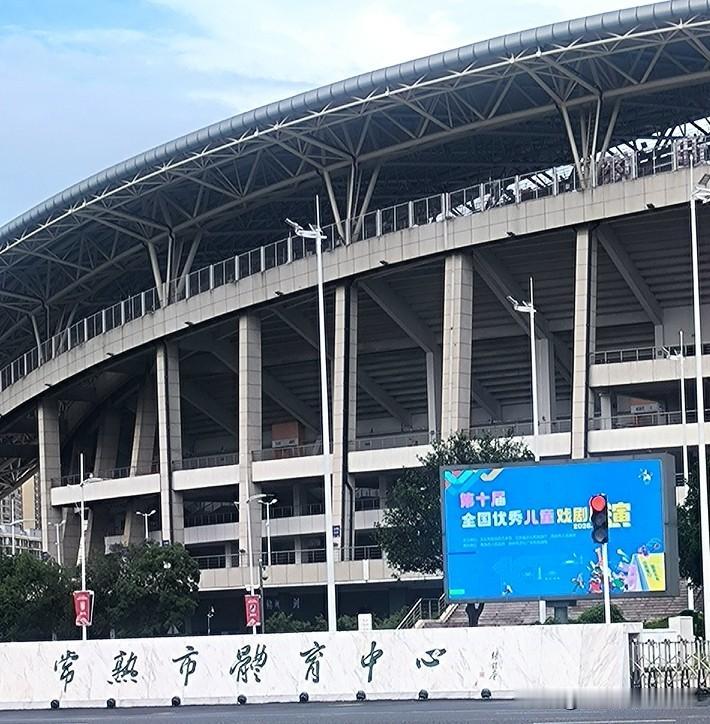 我建议刘翔选“当教练上岗”：社保基本不变。给国家作贡献。
落编进上海竞训中心当教