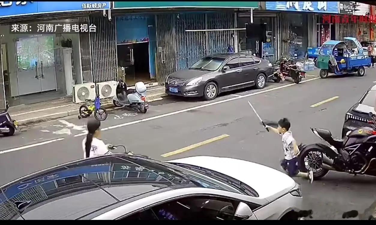 “这个父亲火了！”江苏苏州，小男孩“鬼探头”被骑电动车的女子撞伤，女子主动提出赔