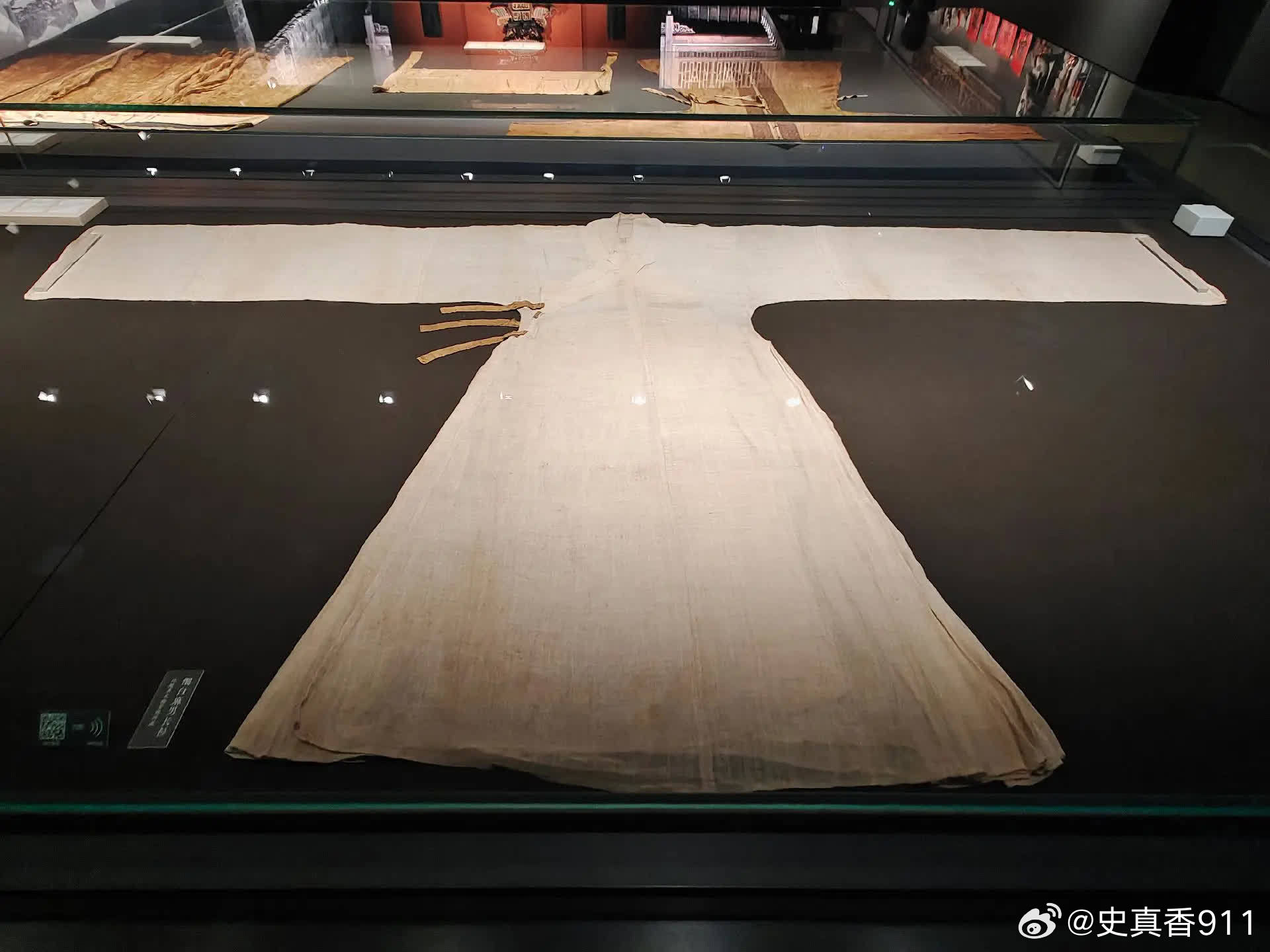 博物馆里的汉服。有服章之美谓之华，有礼仪之大故称夏。历史