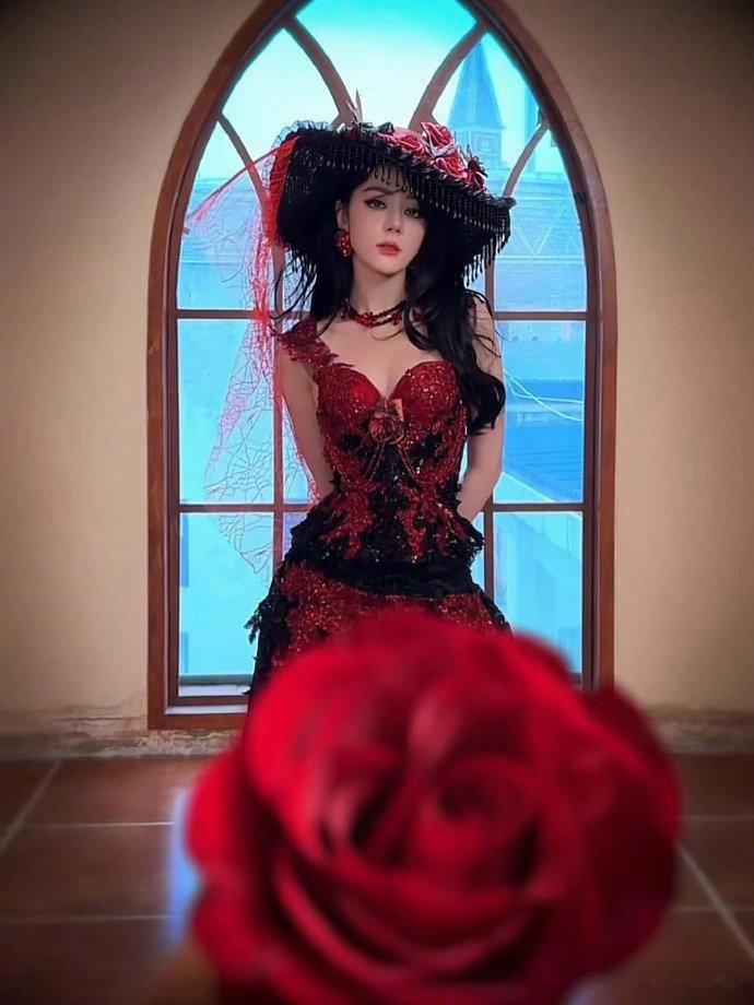 迪丽热巴红玫瑰流苏帽造型迪丽热巴红玫瑰转场迪丽热巴红玫瑰流苏帽造型 