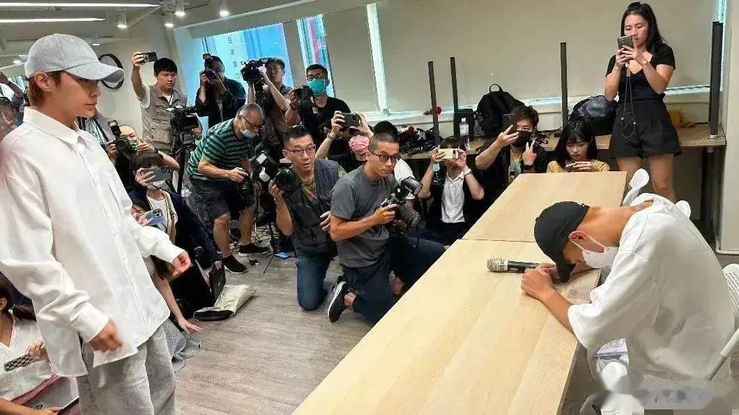 真的被炎亚纶的操作惊呆了，几年前和未成年少男网红发生关系还拍了视频就已经够离谱了