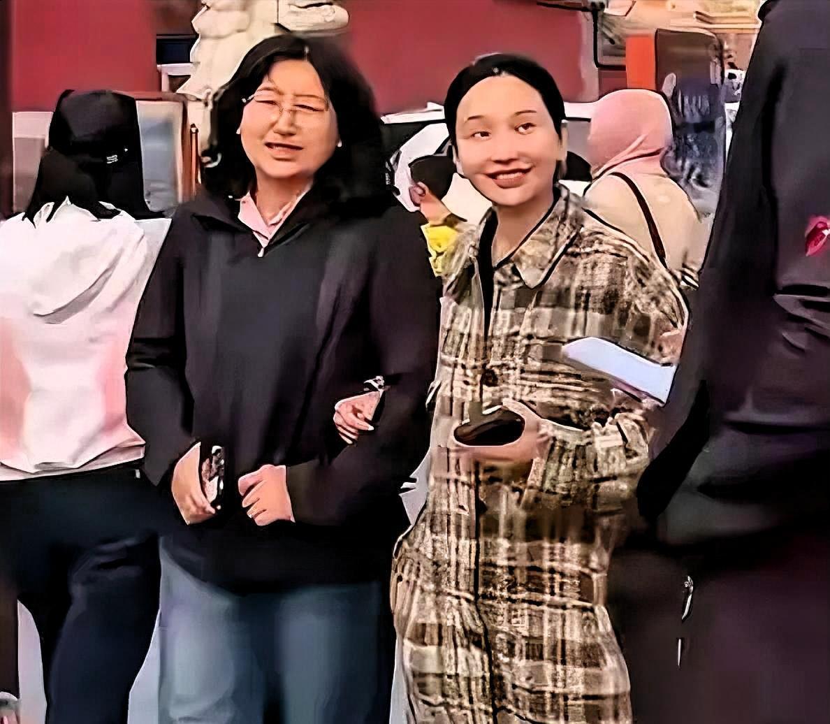 4月8日，北京鼓楼。金莎挽着一个女人的胳膊逛街，两人有说有笑，像闺蜜。

那是孙