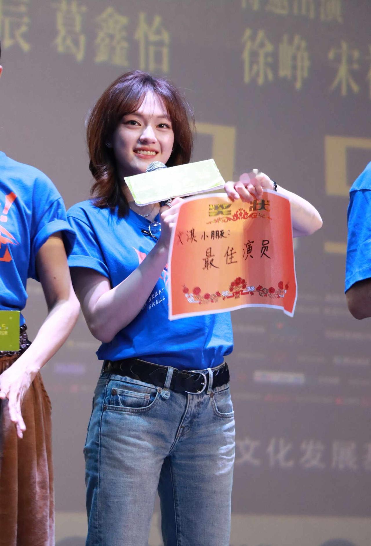 陈文淇 靠近你就靠近了幸福
离开的十分钟就开始戒断了😭😭😭😭😭
奖状属