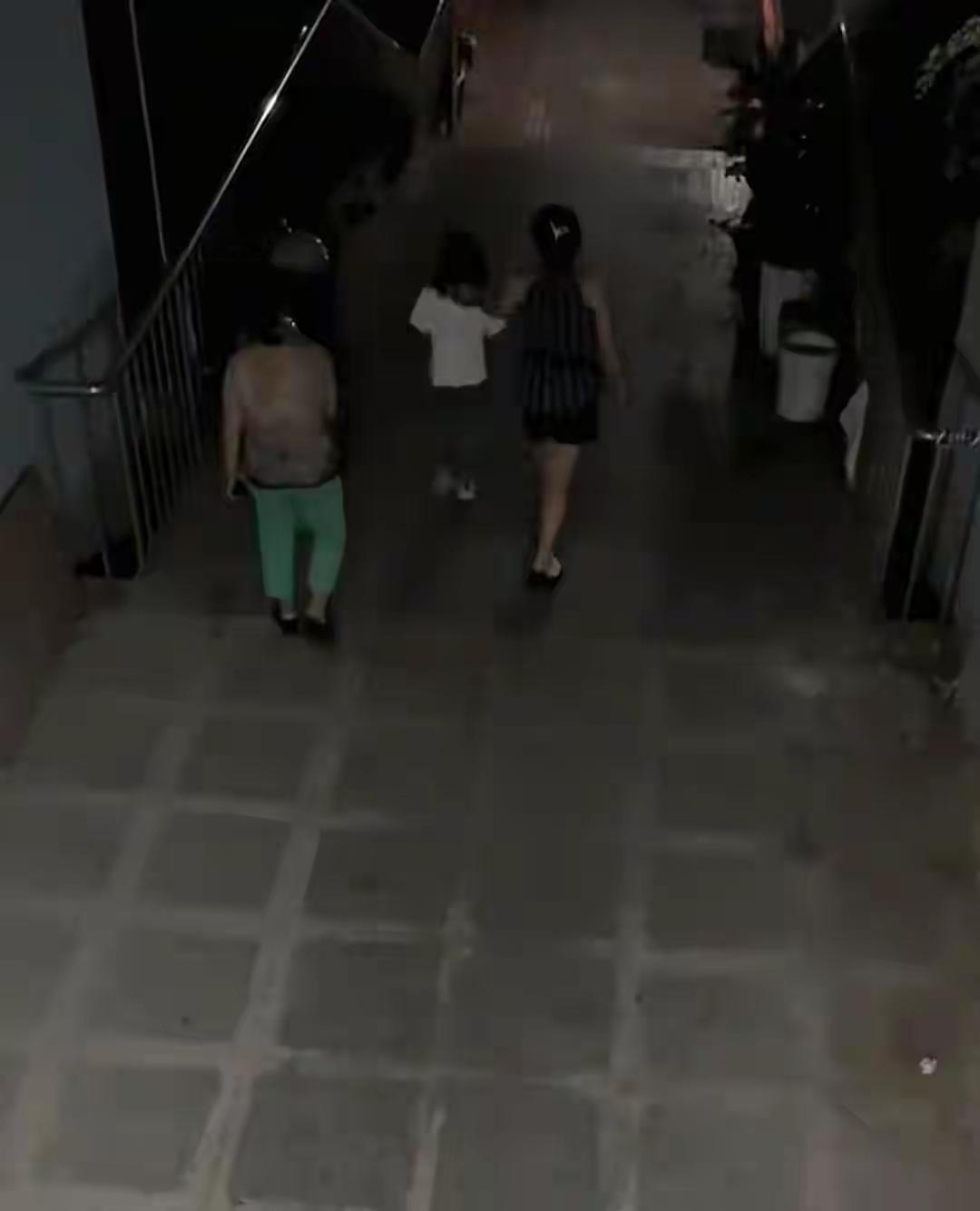 重庆这个7岁女孩的遭遇太让人心碎了。中秋节她去同学家玩，本以为爸爸会按时接她，结