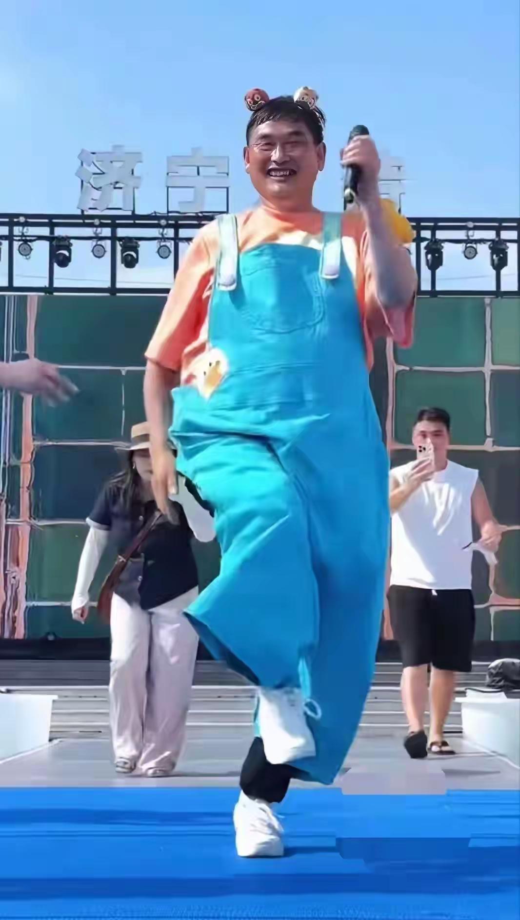大衣哥
粉丝拍