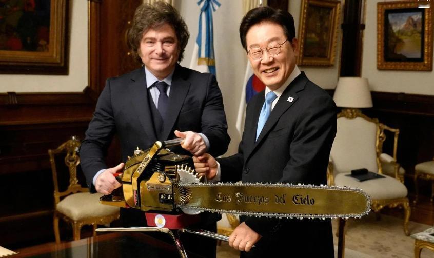 7月31日，阿根廷总统米莱在布宜诺斯艾利斯接待到访的韩国总统李明博时，向记者展现