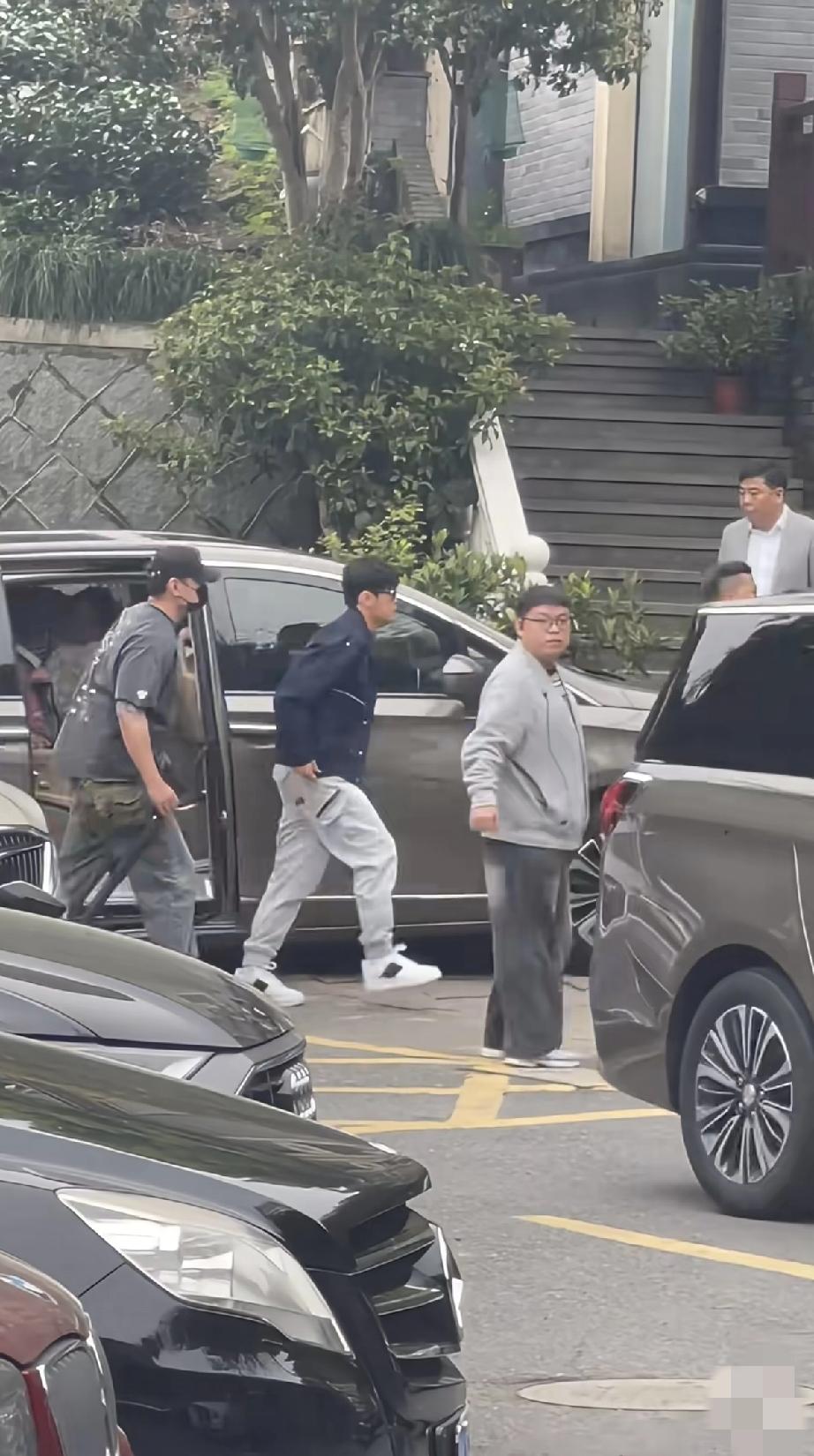 4月6日，周杰伦一大早便迫不及待了，杭州演唱会结束后没休息，直接坐车到龙井村去喝