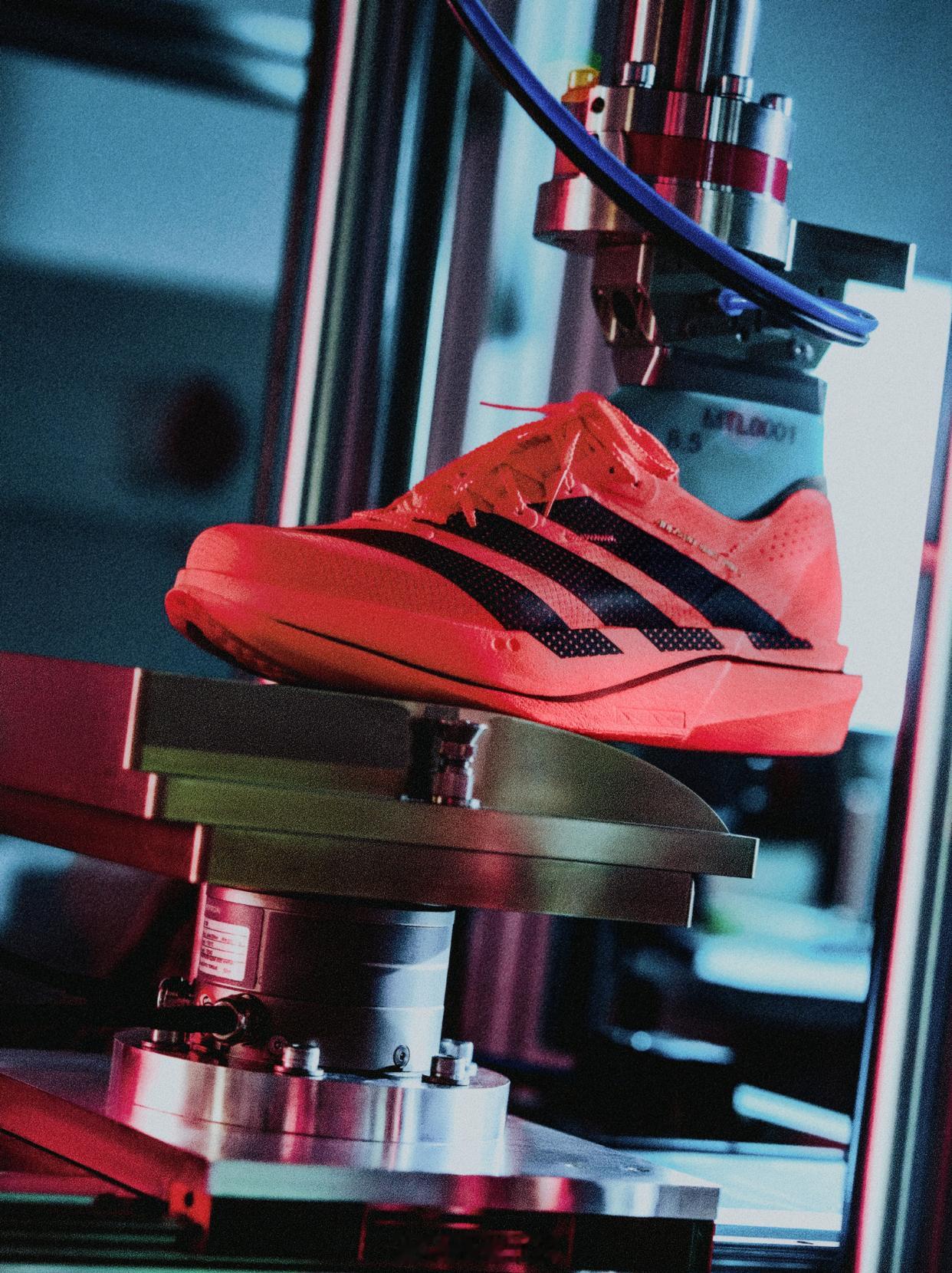 全新碳环跑鞋登场，ADIZERO 再启竞速新章9月22日16:00（北京时间），