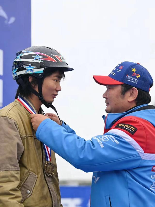 张雪宣布拍卖赛车复刻版，所得款项全部捐给嫣然天使基金。真男人，说到做到。一定会有