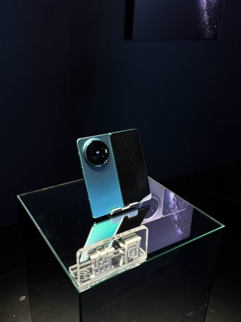 vivo X Fold 6实拍图来了，这个蓝洞颜色从刚爆料到现在我都觉得好美好美