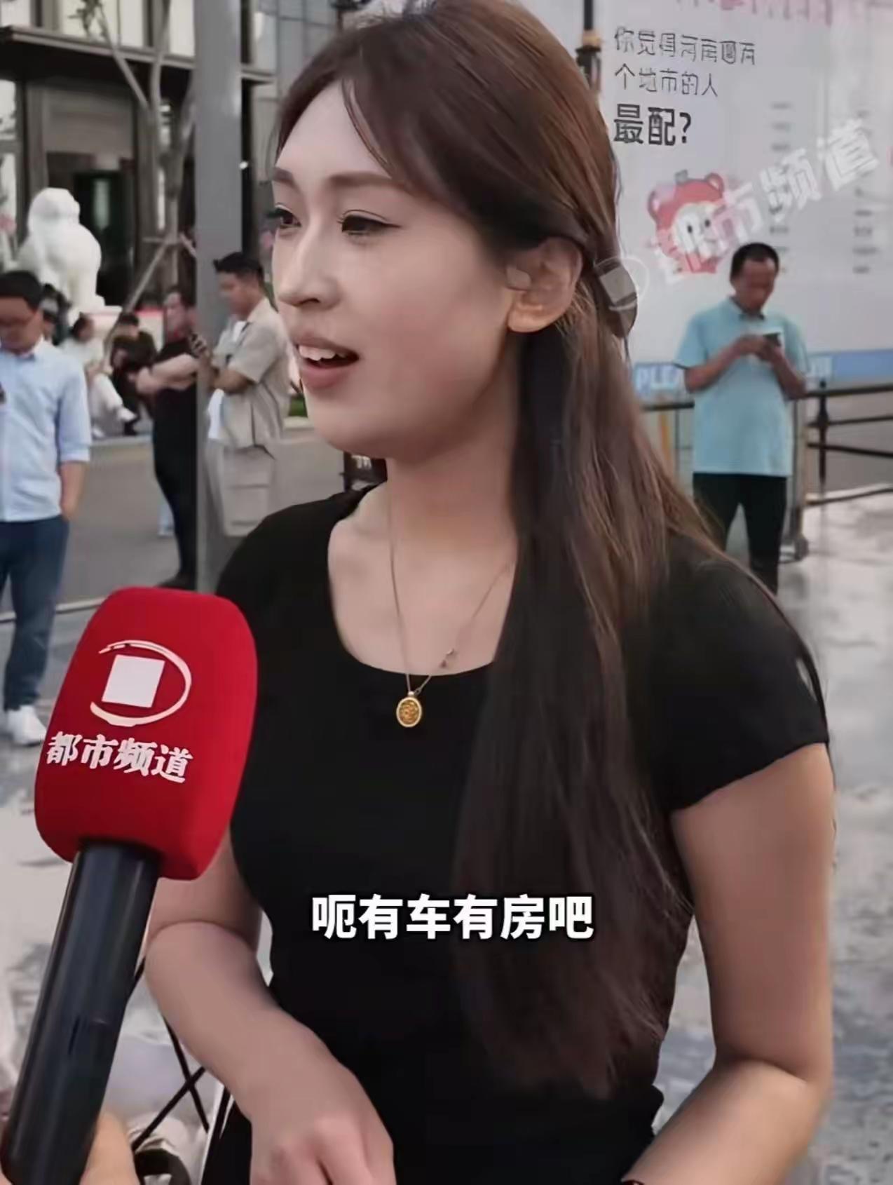 郑州金融岛相亲角，大龄未婚女性数量碾压男性，场面堪称“剩女围城”。可令人咋舌的是