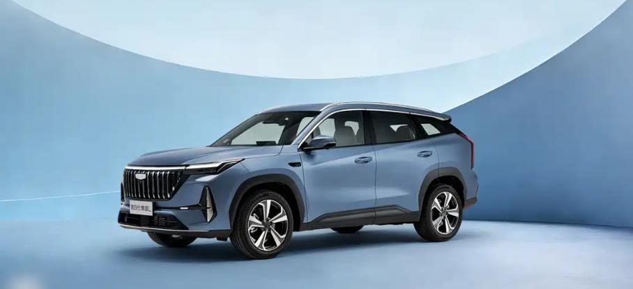 日前，吉利博越L全新版型官图发布且即将上市，将推出晴山蓝新车色。其有望搭载千里浩