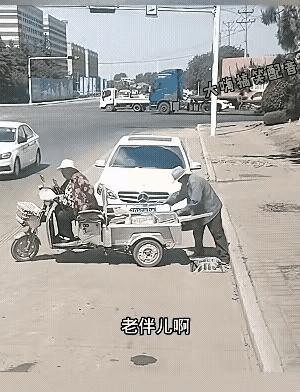 报应来了！搬起石头砸自己的脚，

大家来看看这两夫妻，为了一点点钱，正干一些缺得