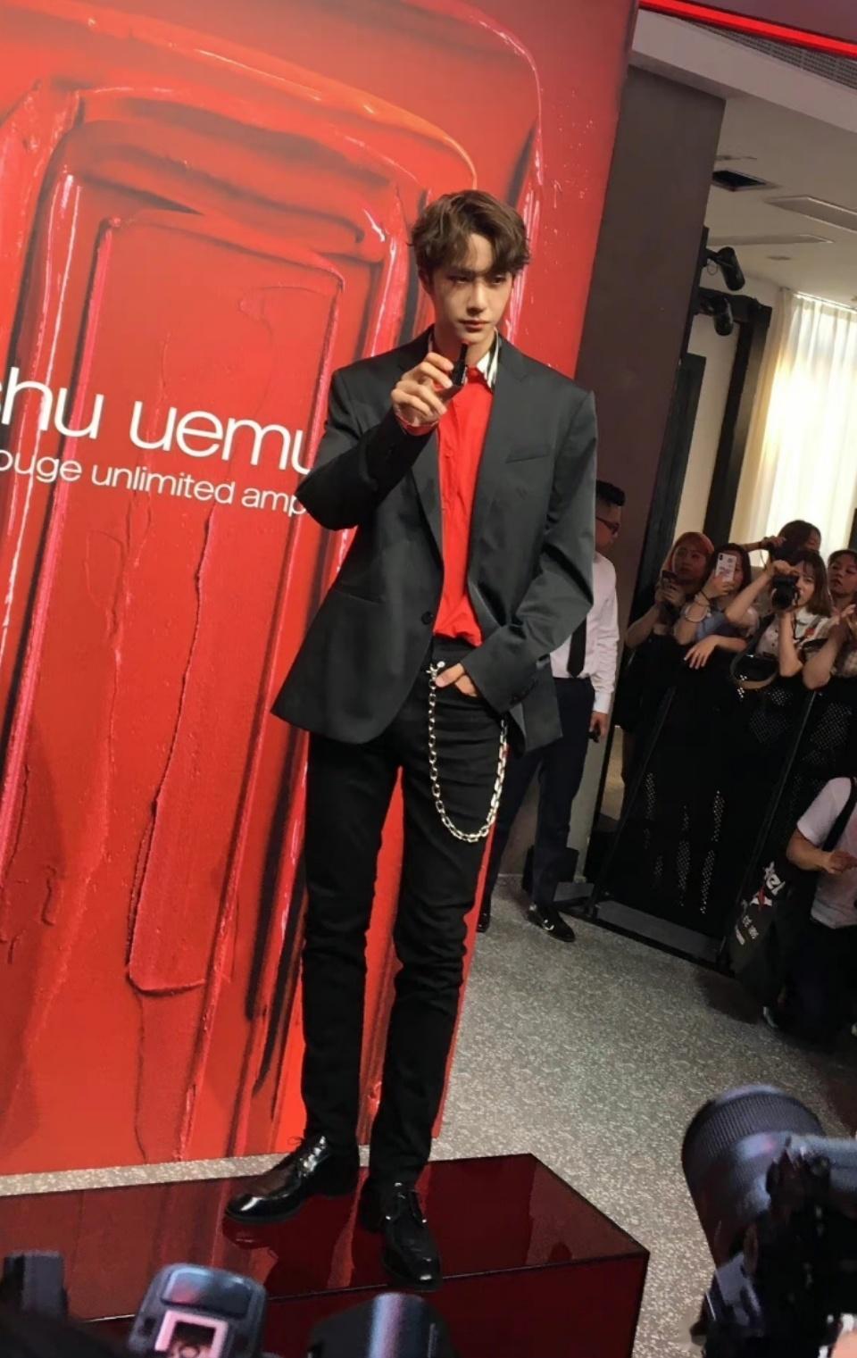 帅哥晚安，今天忙坏了吧，蹭蹭蹭的上热搜[哈哈]一直爱你哦​​​