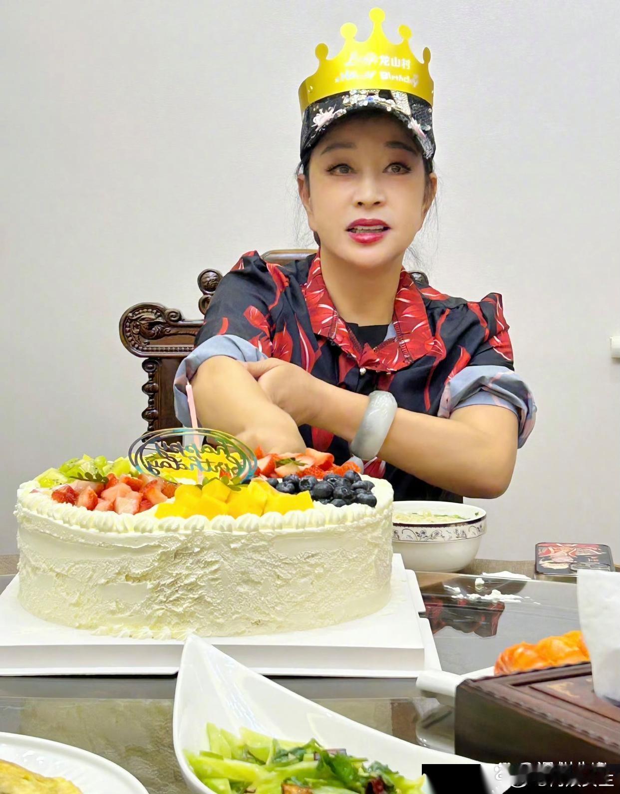 刘晓庆74岁生日，蛋糕上没有“寿”字，她可真不服老 