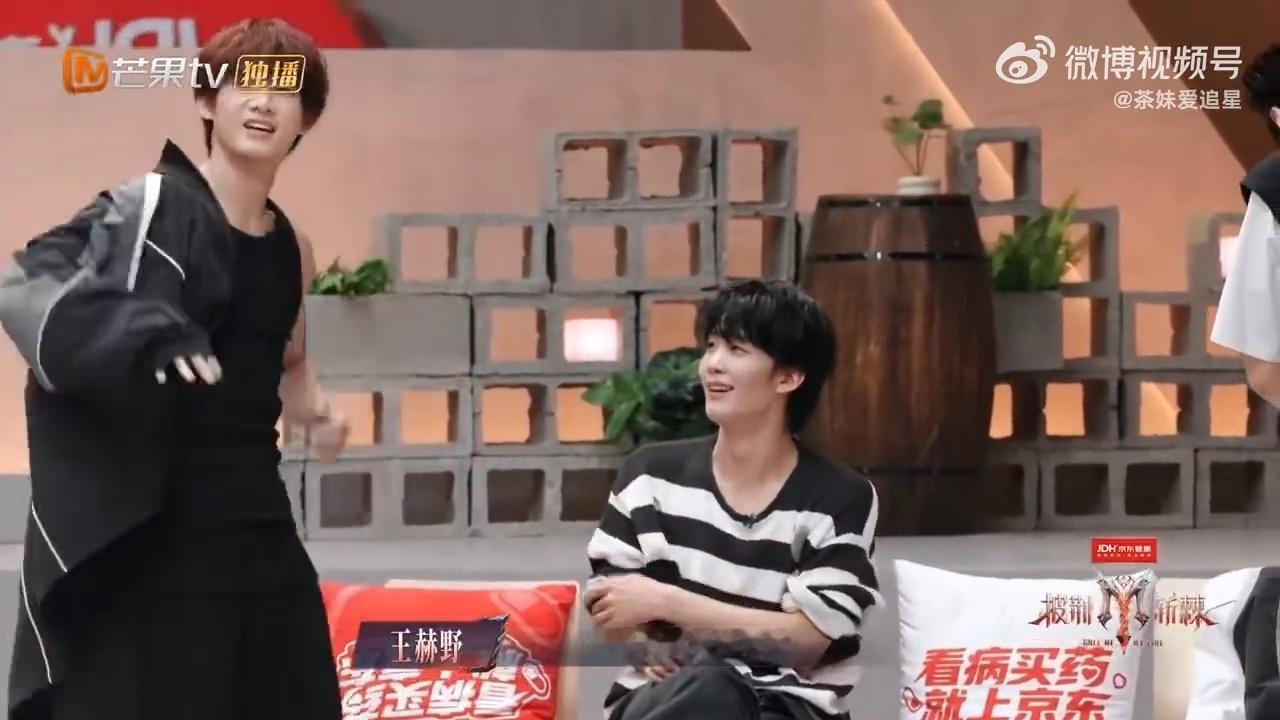 王赫野对姚琛的腹肌口嫌眼直 一边嘴上疯狂吐槽，一边视线根本挪不开，谁能拒绝反复展