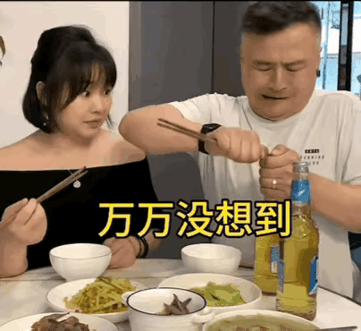 周末，两口子小聚，漂亮的妻子弄了一桌好菜外加两瓶啤酒。
丈夫也正好借机和妻子商量