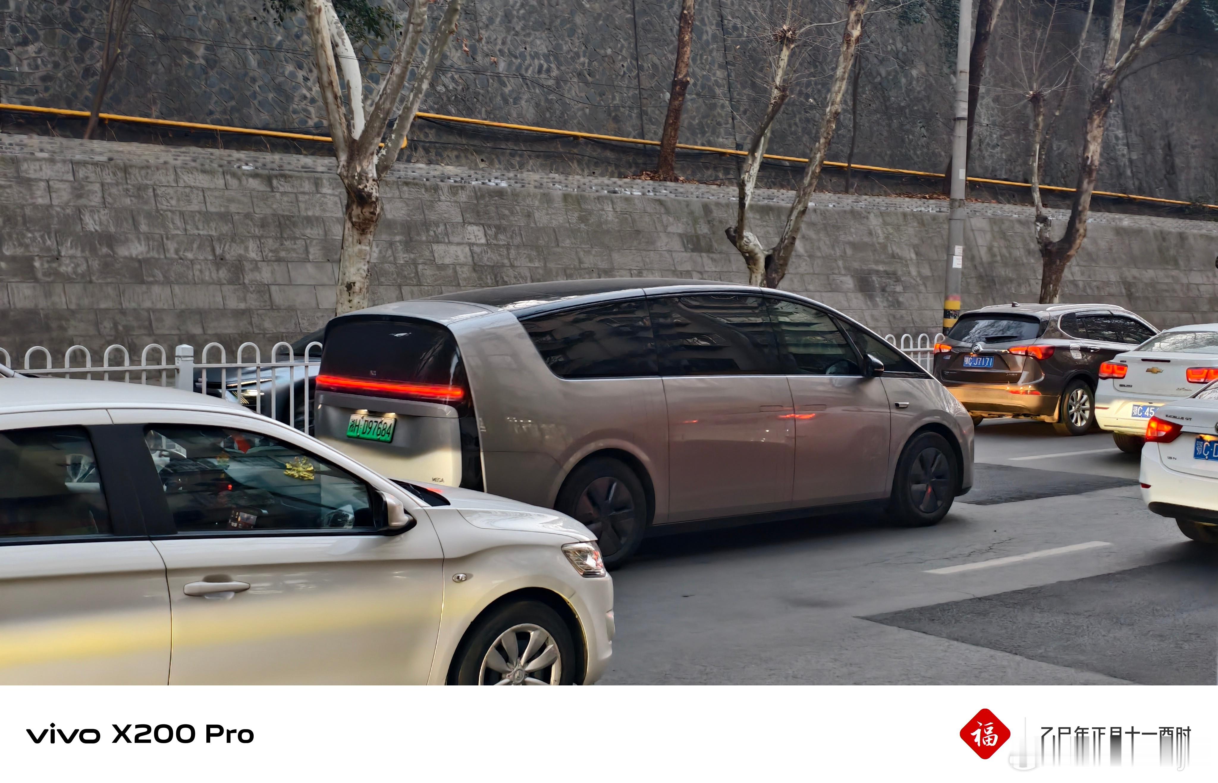 理想mega  在十堰看到还是很稀奇的特别在一群车中很未来独特…  