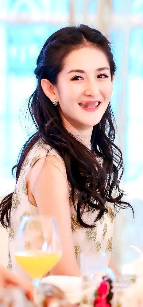 谢娜昨晚在《乘风2026》直播现场流泪宣布个人首场演唱会！她说，这场演唱会定在5