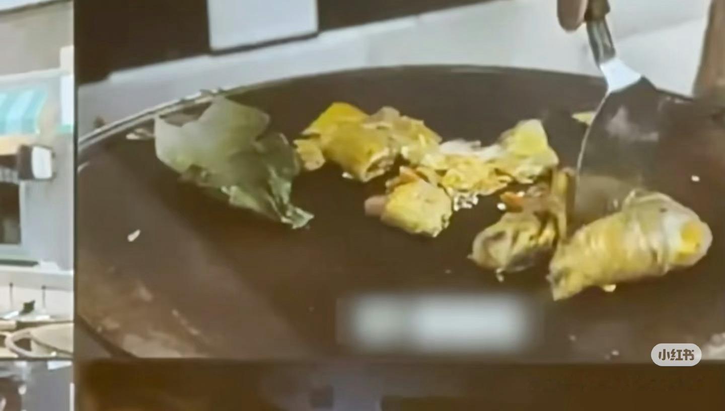 什么！穿成这样摊煎饼！想必外套脱了吧 