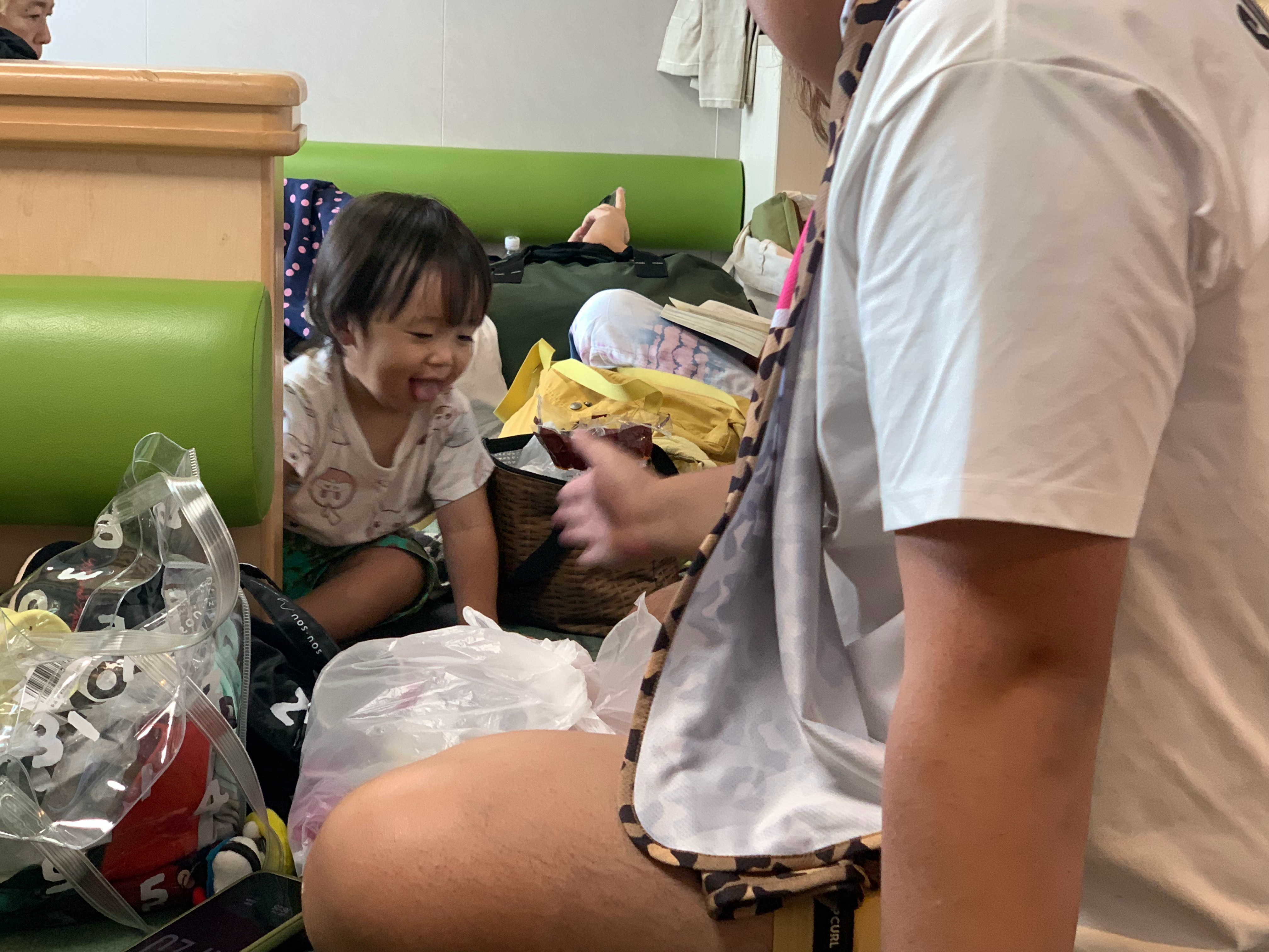 孩子们在和一群本地人打牌。孩子爹在逗本地小孩。 