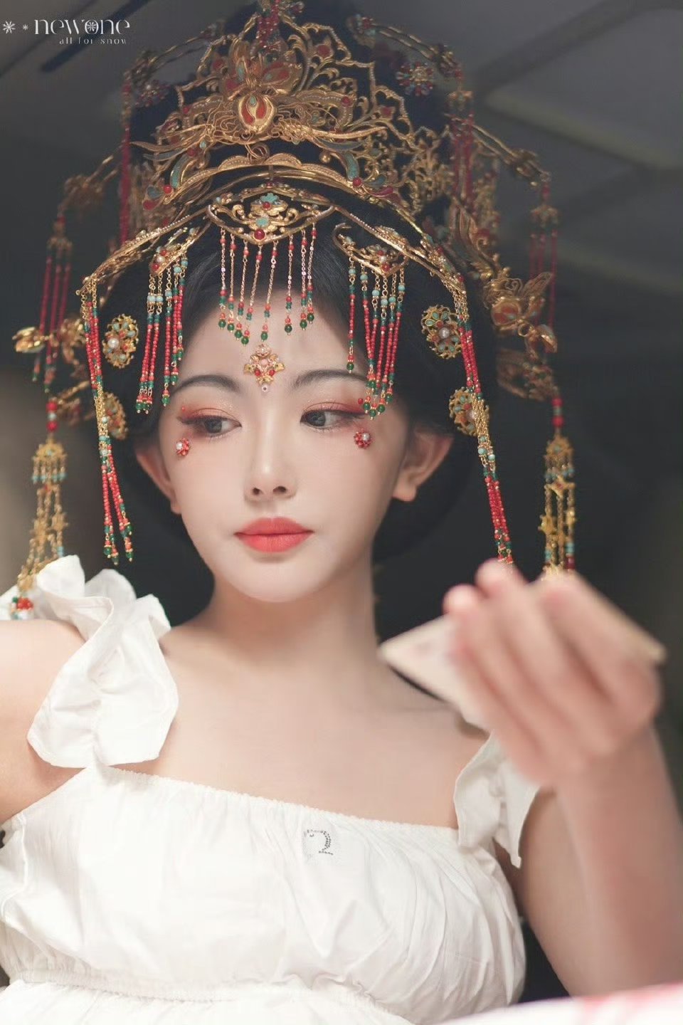 孔雪儿新剧大婚造型 这个发冠比头都大哈哈哈好漂亮 ​​​