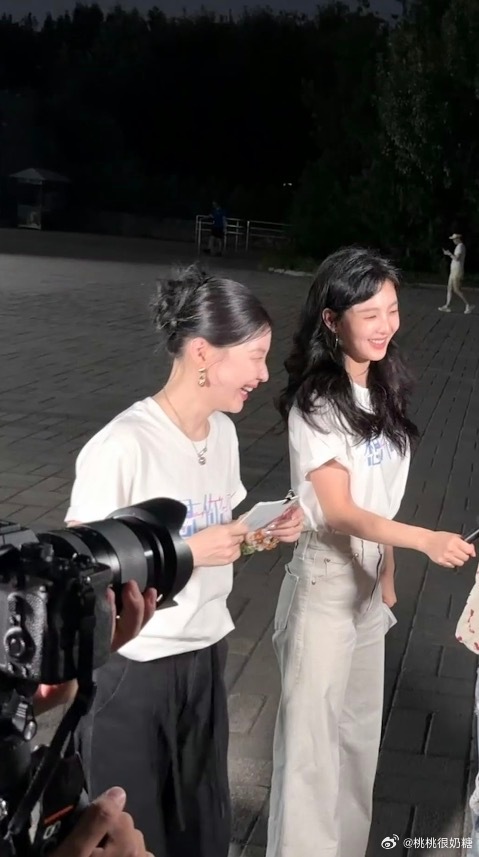奥森偶遇章若楠金靖谁懂偶遇两位姐姐的快乐，奥森街采里章若楠金靖待人真诚，直播讲互