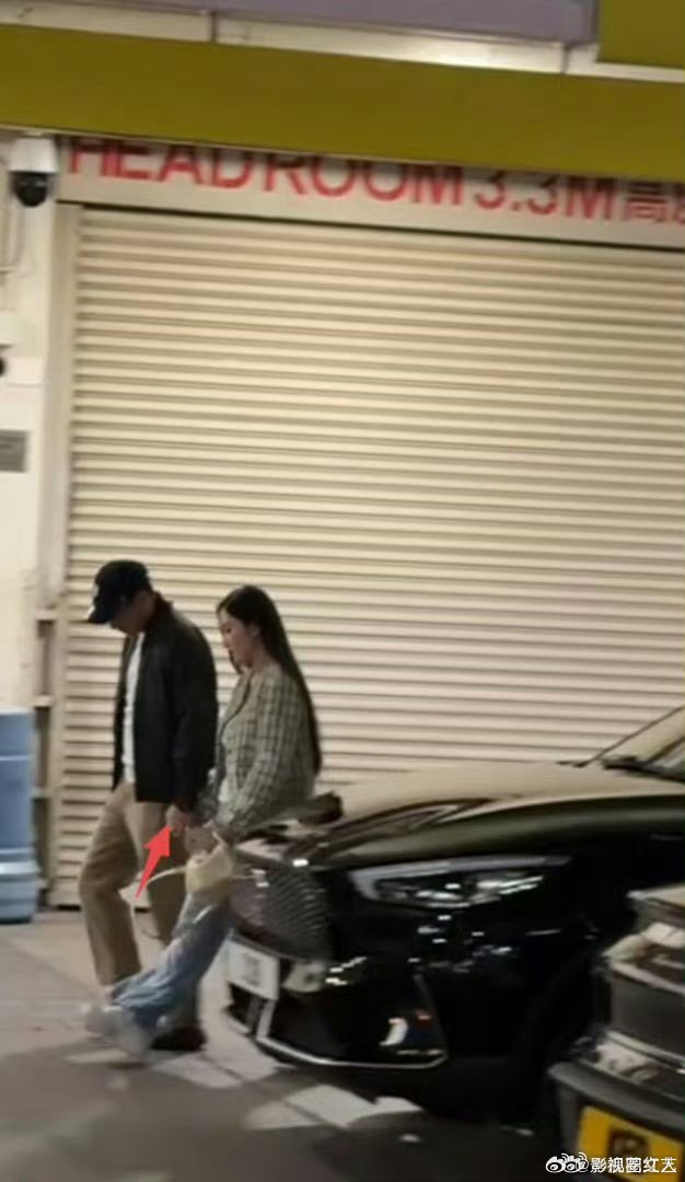 刘恺威和新女友大方秀恩爱刘恺威大方秀恩爱 刘恺威大方秀恩爱，一改往日的躲躲藏藏曝