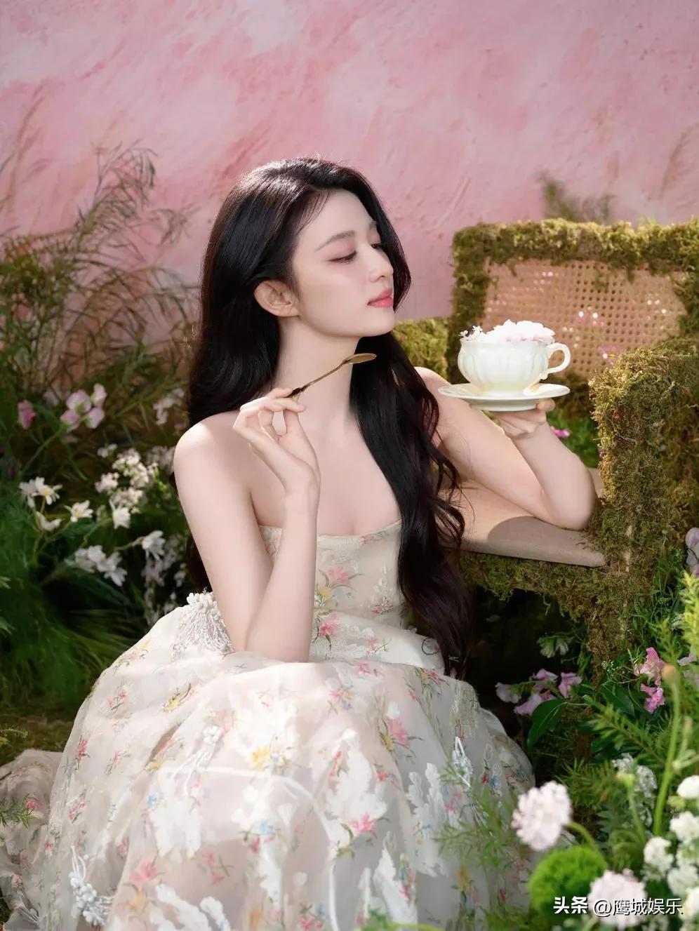 王楚然工作室最新分享了一组春日氛围感随拍。她身着白色碎花抹胸长裙，清新与优雅并存