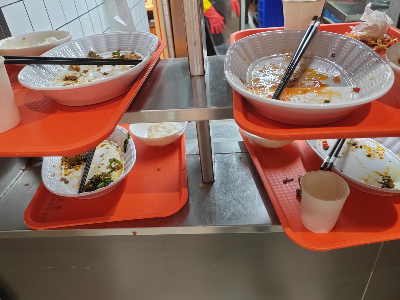 现在的年轻人都喜欢随着浪费粮食！

我们70后应该都有接受爱惜粮食的家长教育。年