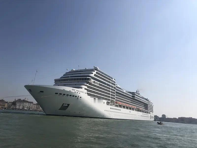 中国女生在欧洲邮轮经停站失联，没正式下船记录却消费过一杯橙汁，这事儿太让人揪心了