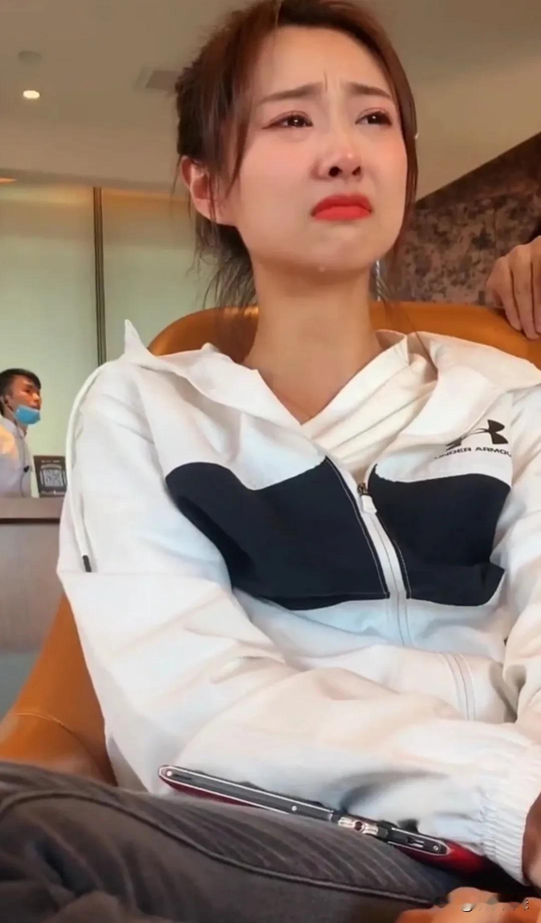 苏宁小姐姐，笑容曾似阳光温暖人心，今却泪如雨下，她的悲伤为何如此迷人？每滴泪背后