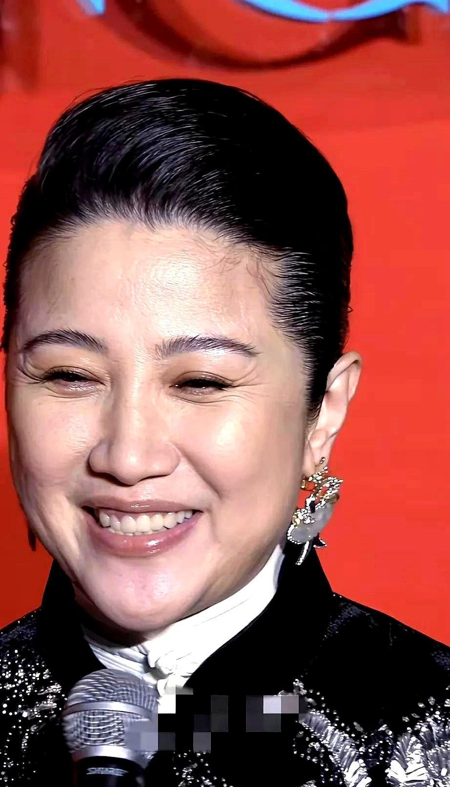 颜丙燕不靠医美，靠游泳和番茄活着。
每天游一千米，汗一出，胶原蛋白自己往上长。