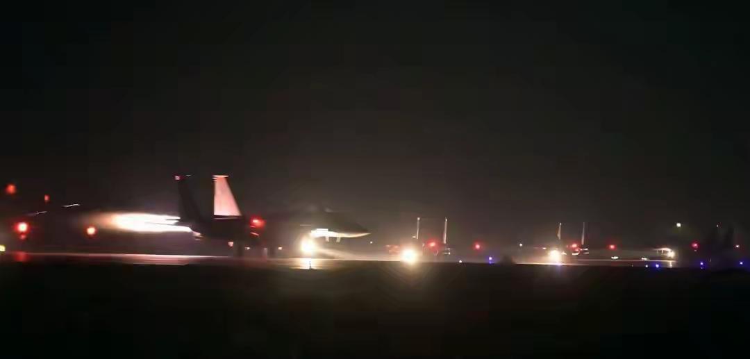 据媒体消息，12月19日，美军在叙利亚展对极端组织“伊斯兰国展开代号为“鹰眼打击