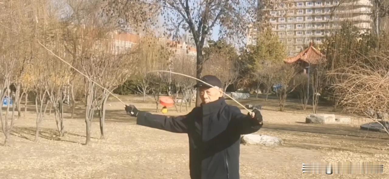 玩抖空竹能放松心情，减轻压力。